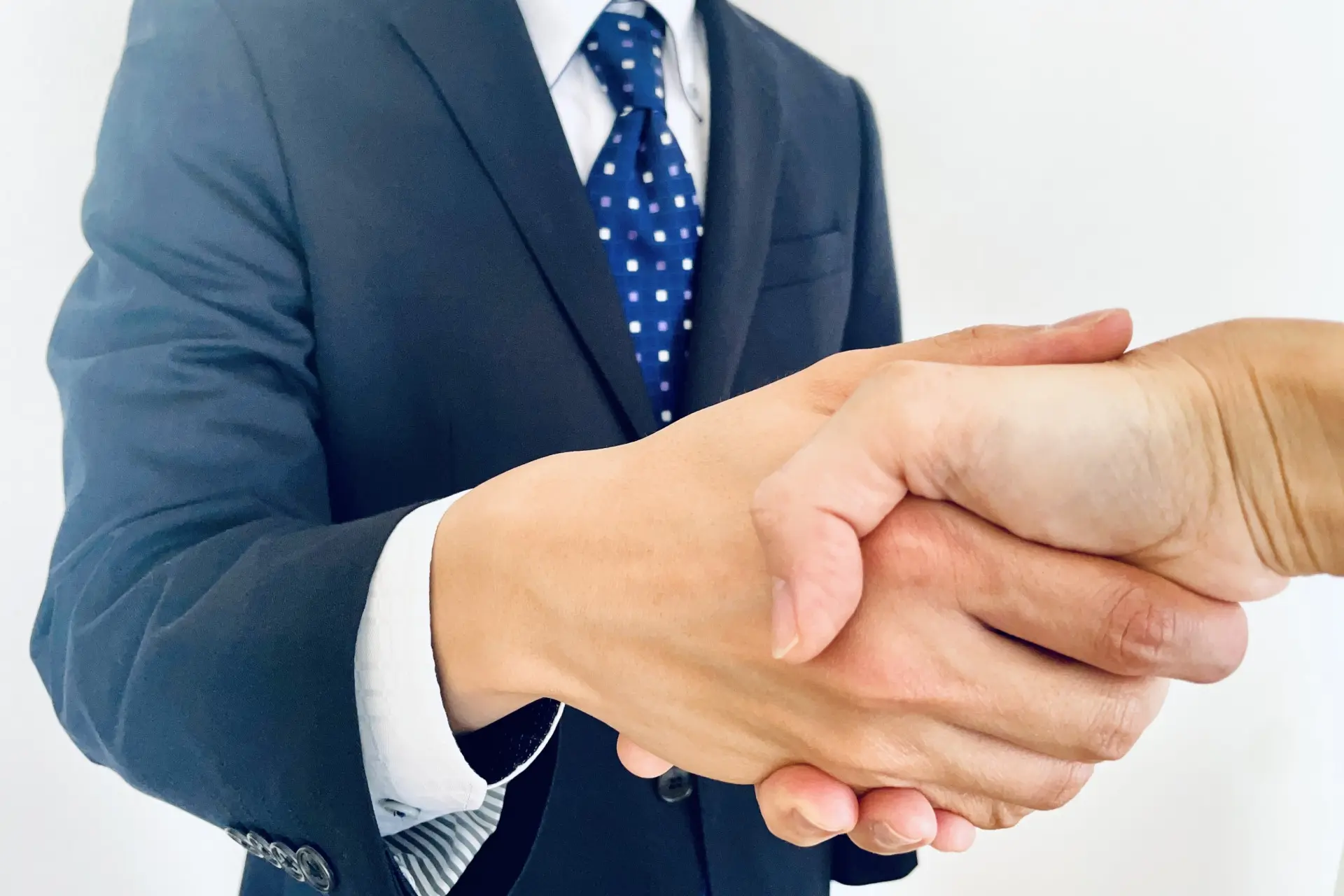 人と人とのつながりを表す握手のイメージ